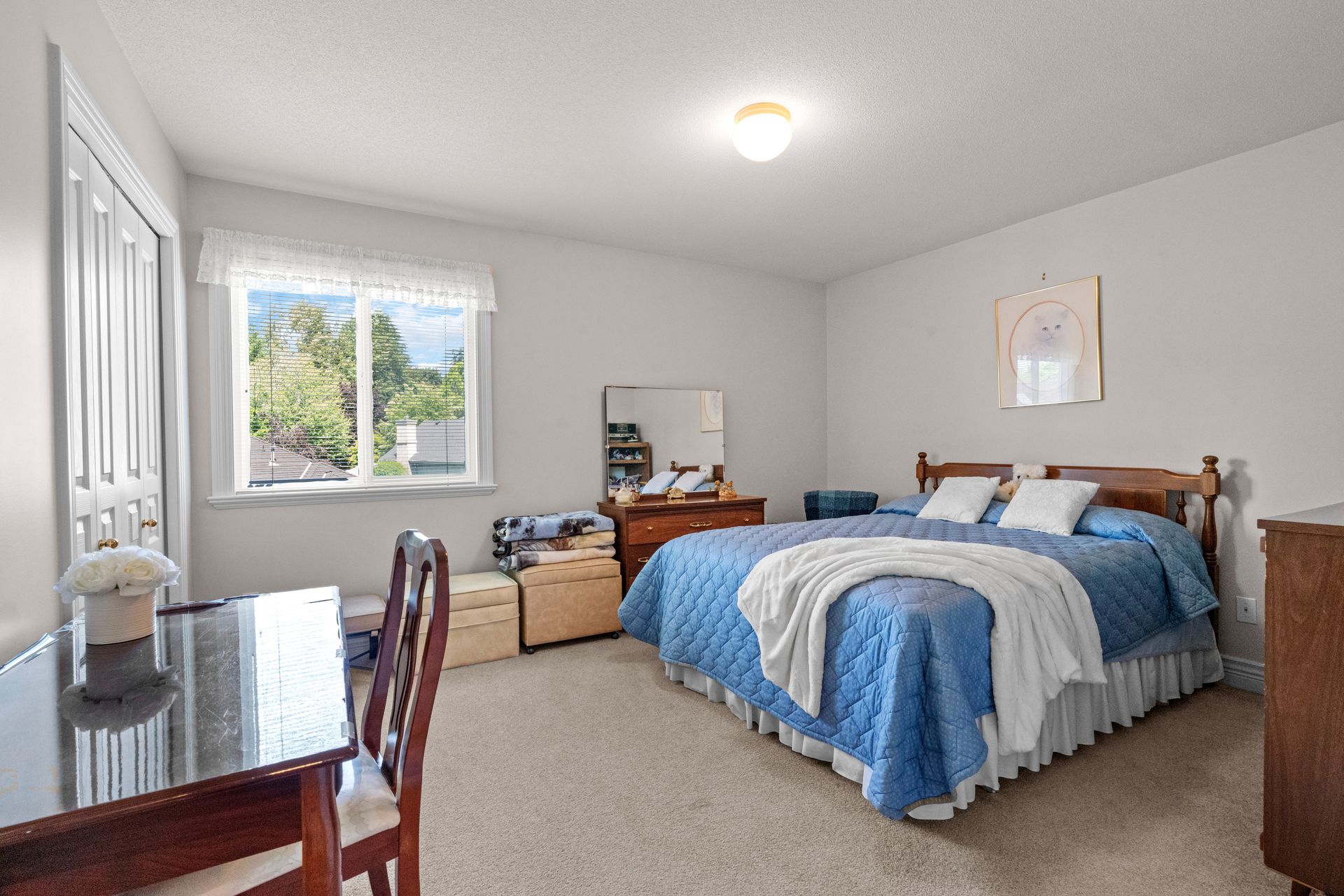 Bedroom with a window seat